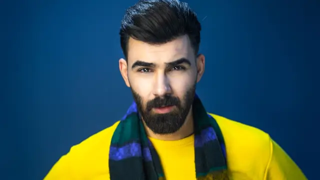 Dettaglio di barba d'autunno pettinata con gesto semplice e naturale