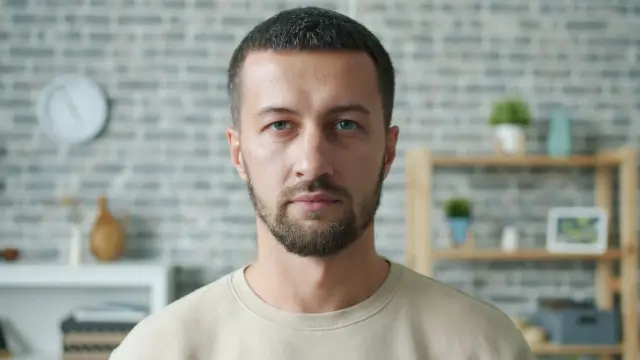 Uomo che deterge il viso e la barba senza prodotti visibili