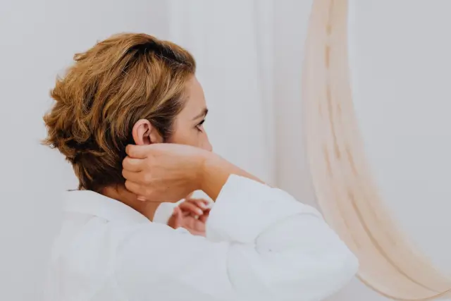 Trattamento detox per la cute con massaggio professionale in salone