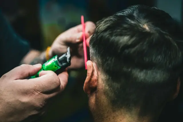 Trattamento in salone per cute e capelli durante un percorso sos caduta